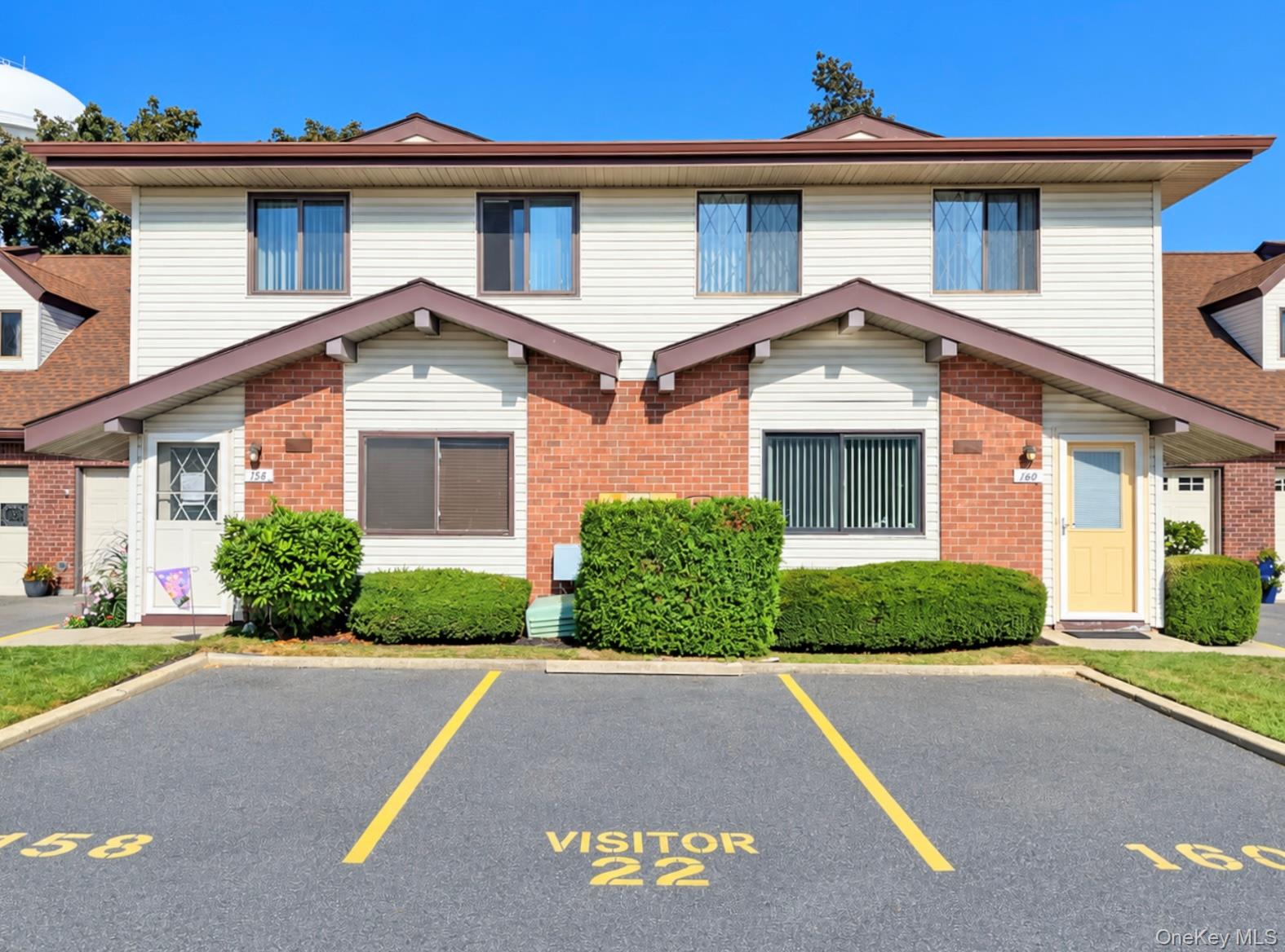 160 Cambridge Drive, Copiague