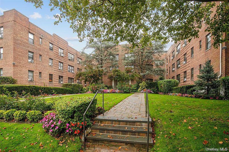 15 Canterbury Road #C10, Great Neck