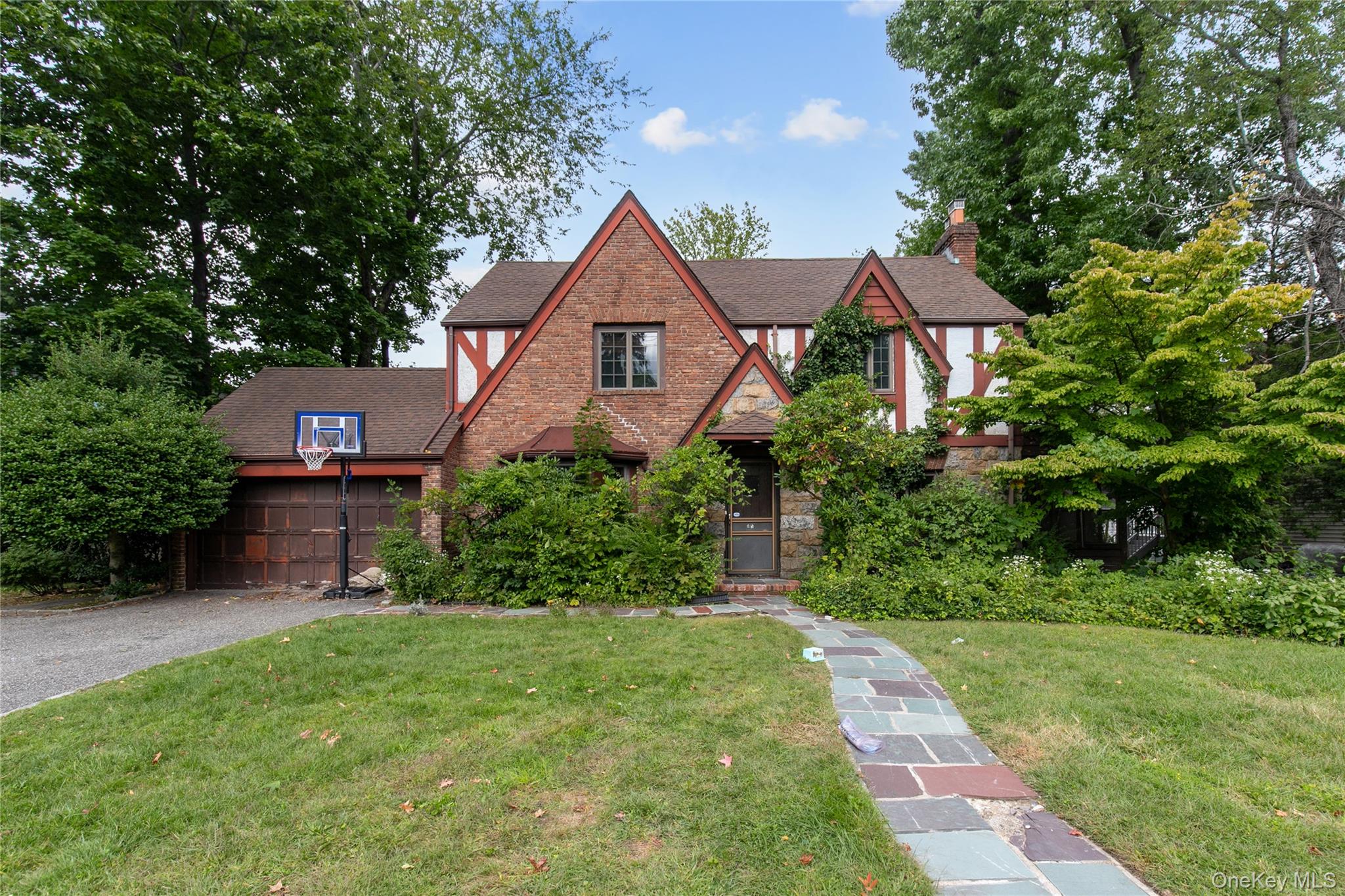 85 Oxford Boulevard, Great Neck