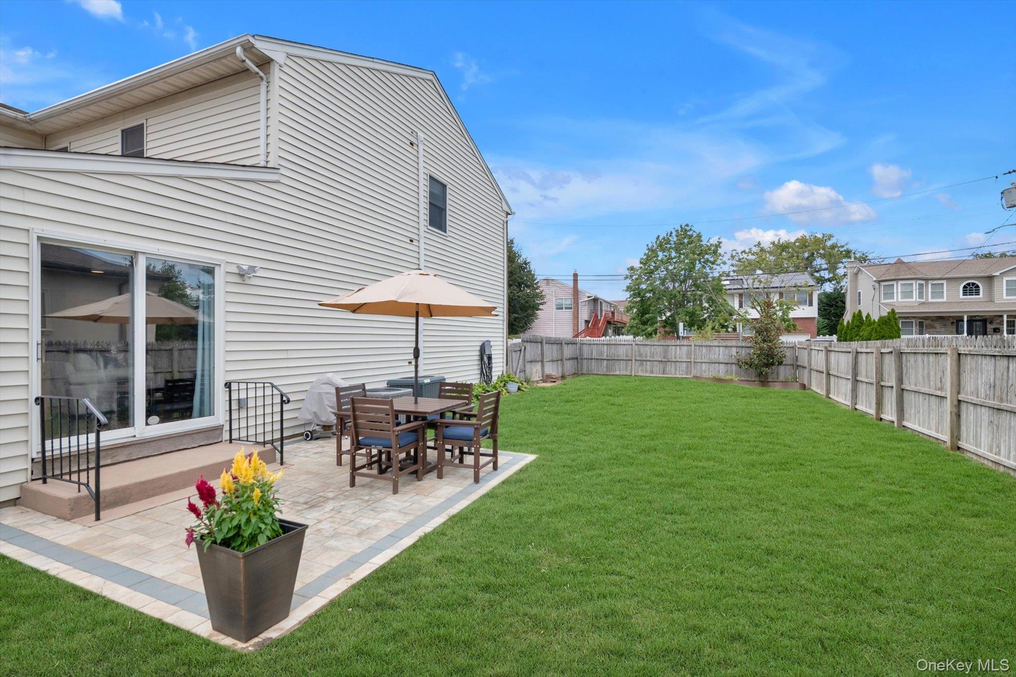 2084 Manfield Avenue — photo 27