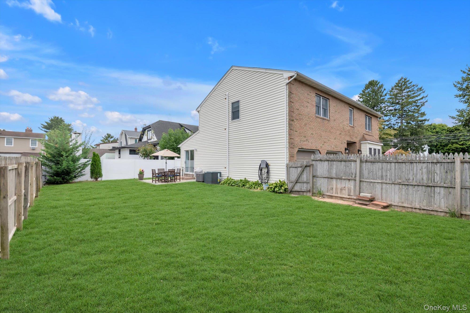 2084 Manfield Avenue — photo 28