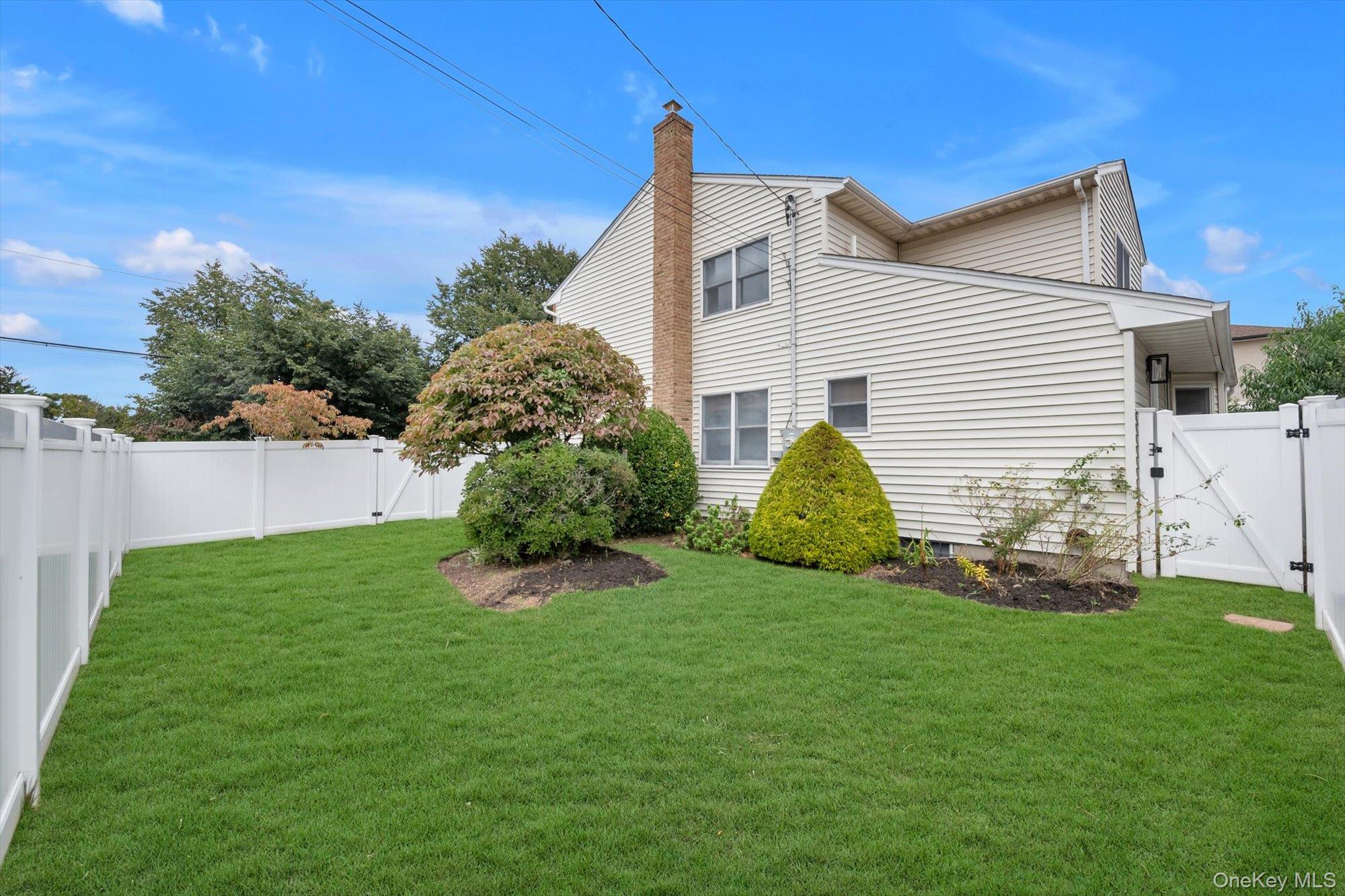 2084 Manfield Avenue — photo 29