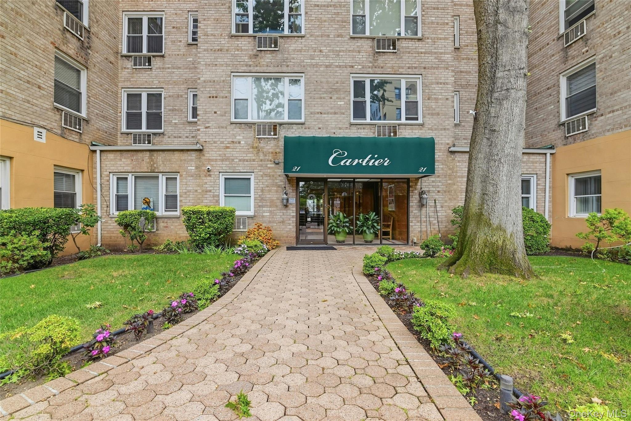 21 Bond Street #3J, Great Neck