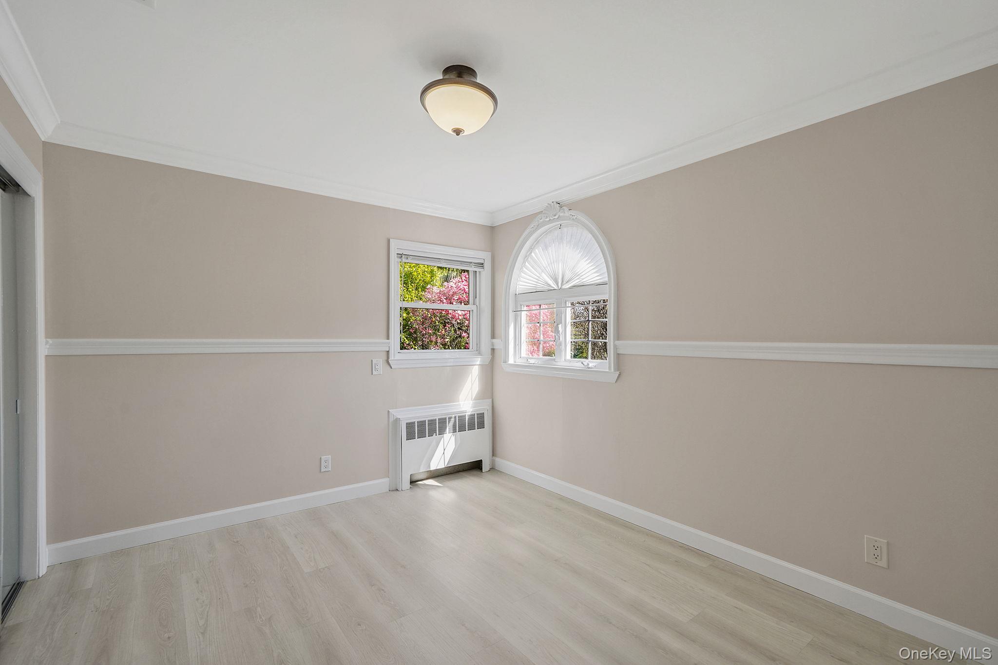 1072 Hicksville Road — photo 17