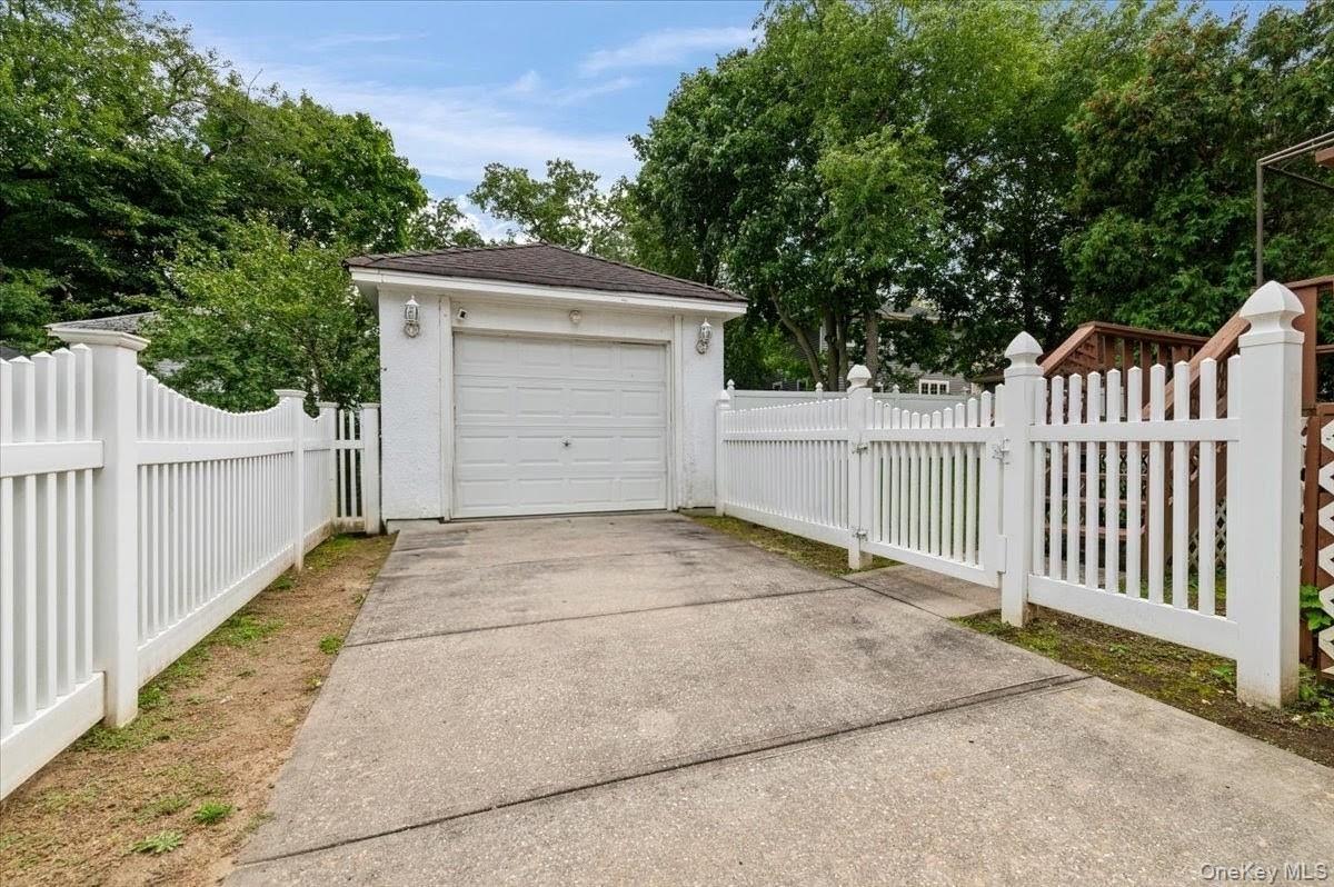 1051 Roselle Place — photo 22