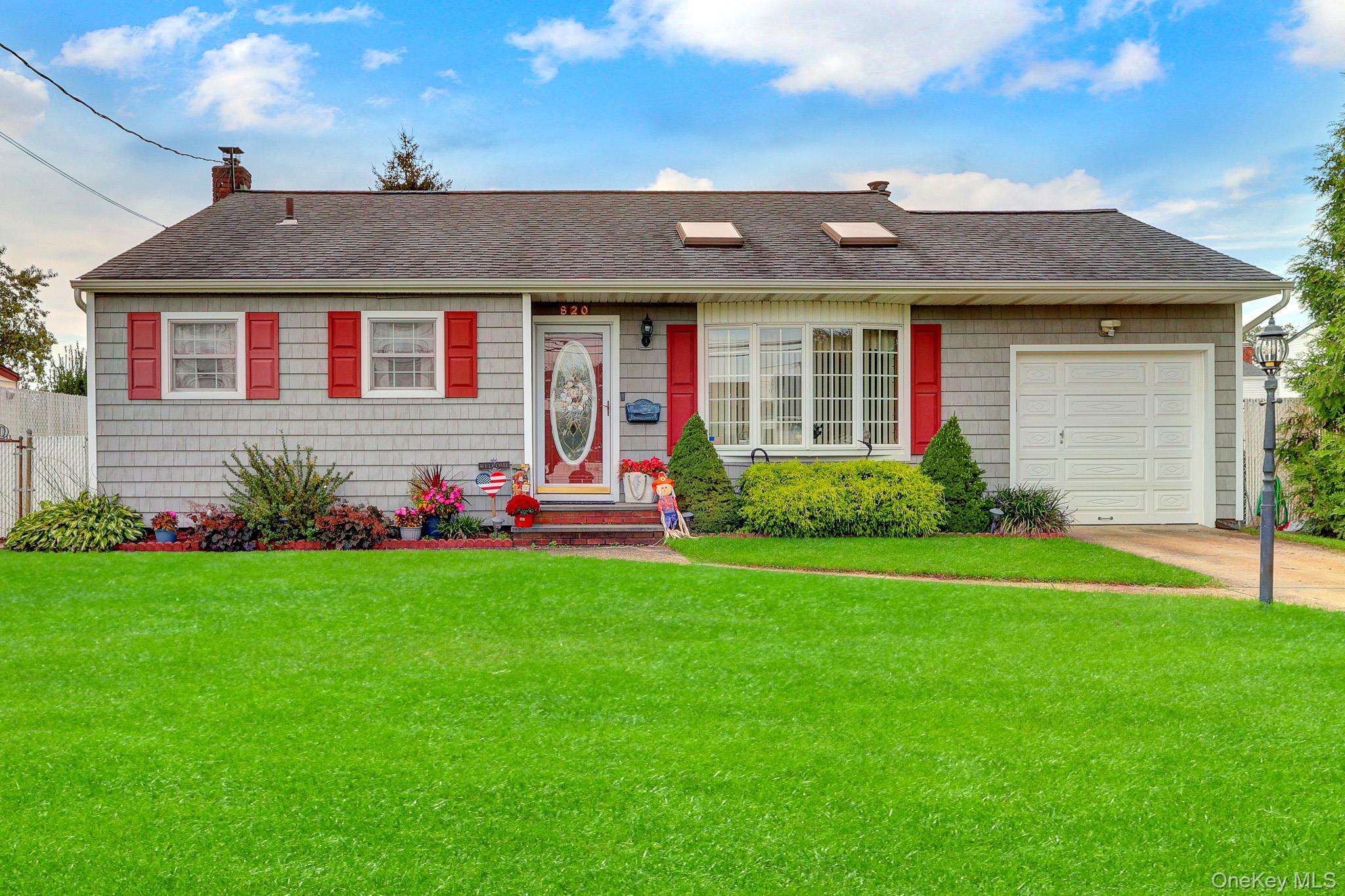 820 Hamilton Avenue, Lindenhurst
