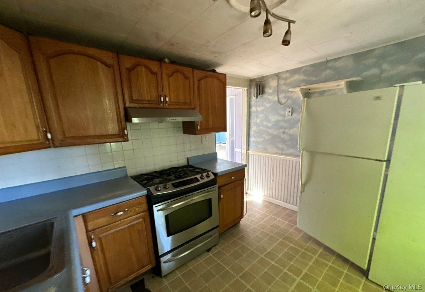 184 Suffolk Avenue — photo 4