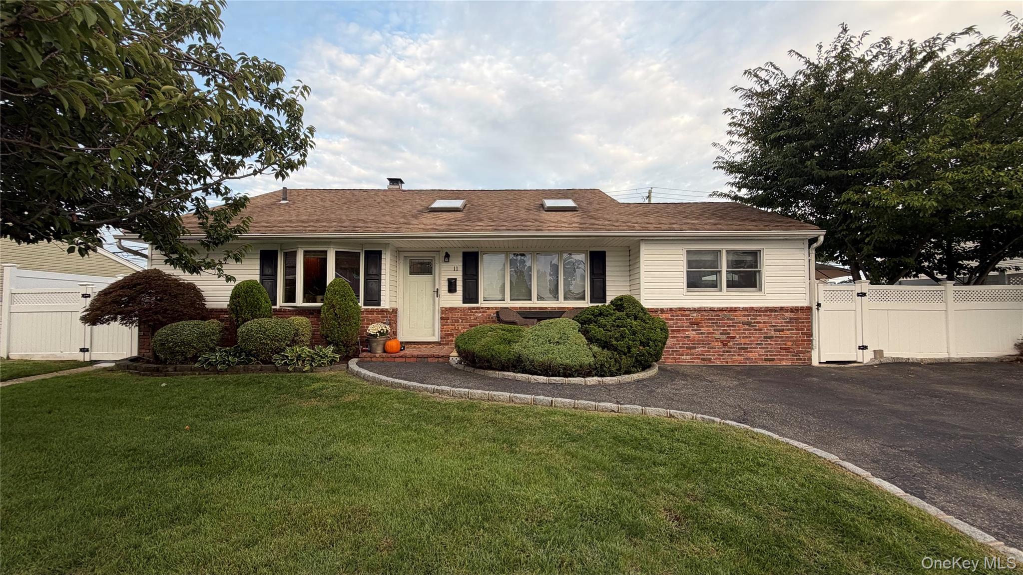 11 Lois Lane, Farmingdale