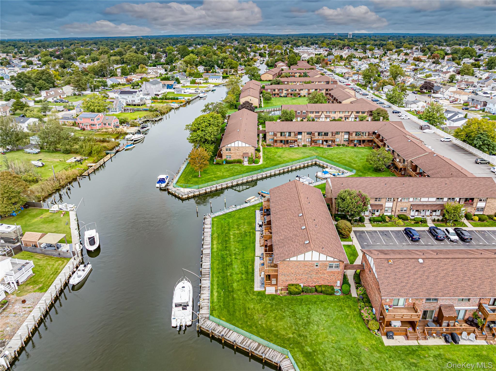 337 Mariners Way #337, Copiague