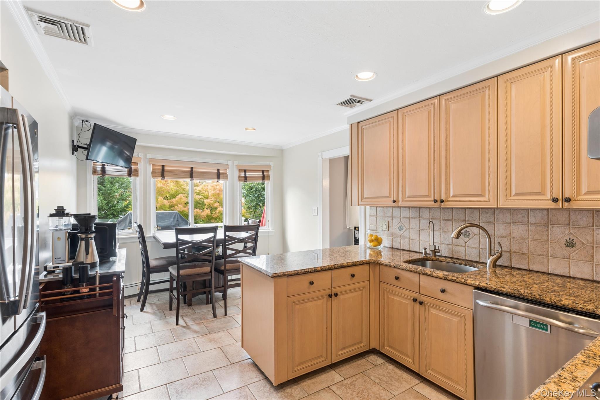 1650 James Street — photo 17