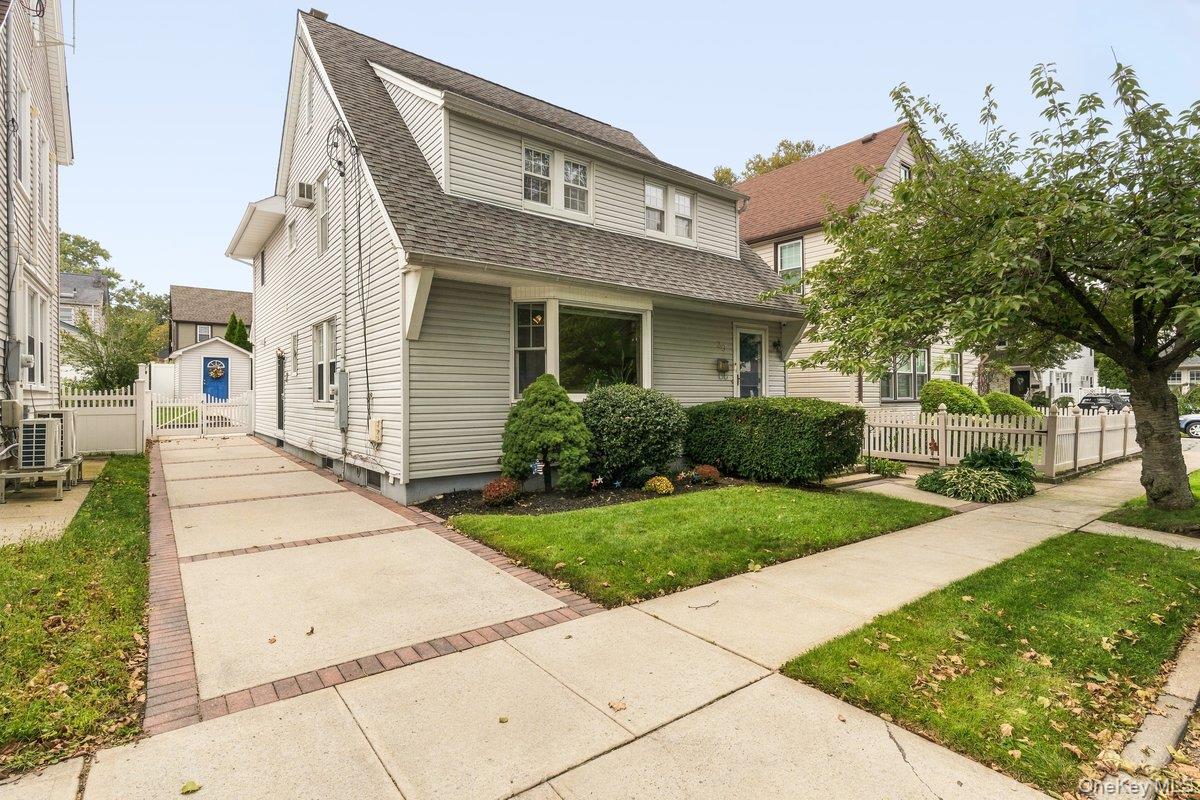30 Astor Place, Williston Park