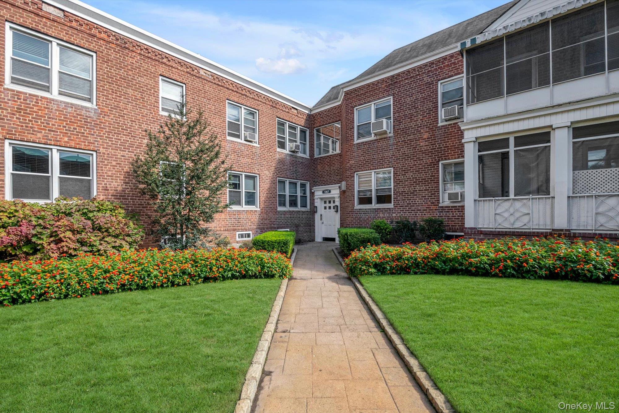 1367 Broadway #B17, Hewlett