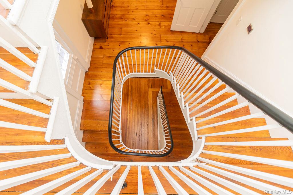 592 Landing Avenue — photo 9