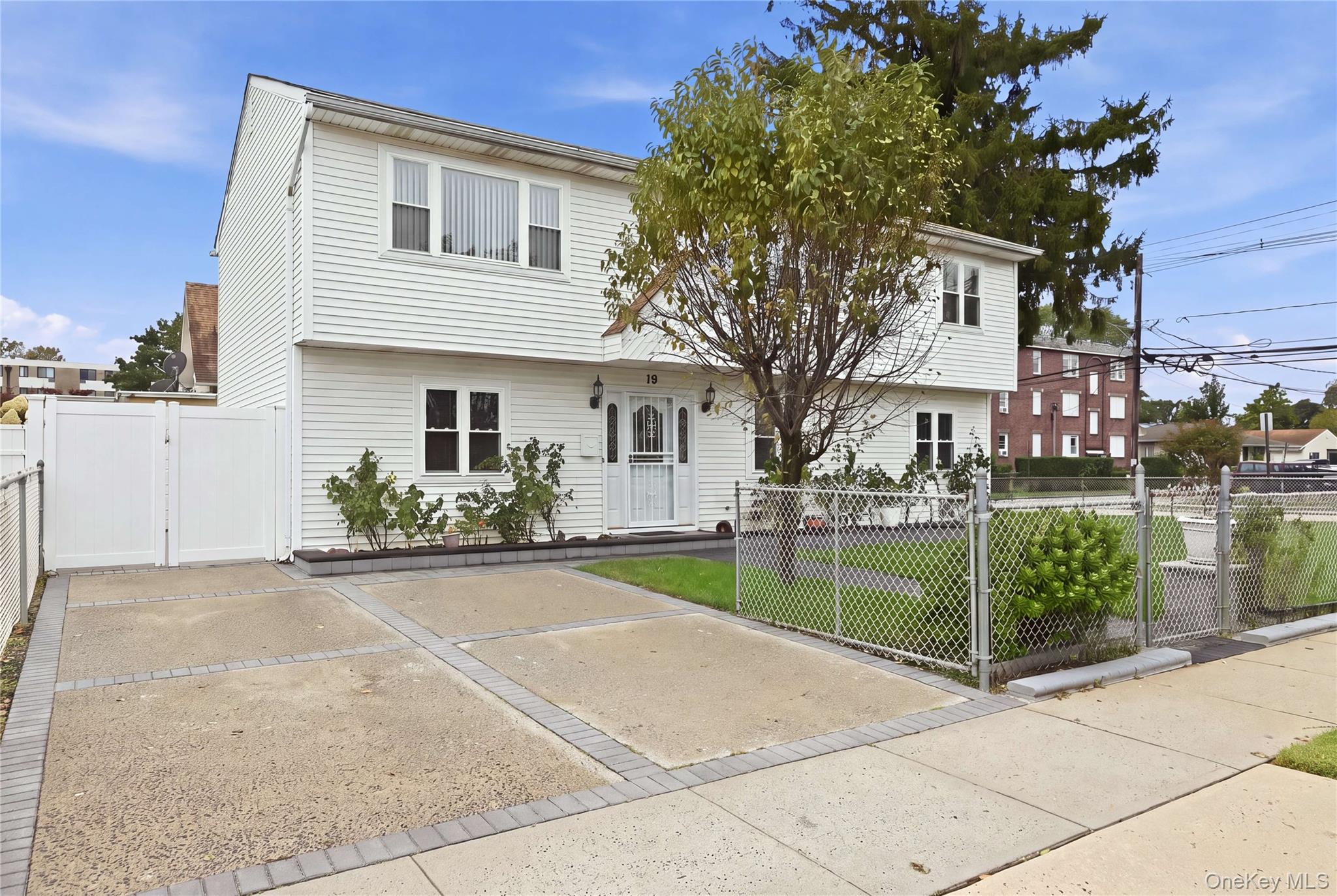 75 Harding Place, Freeport