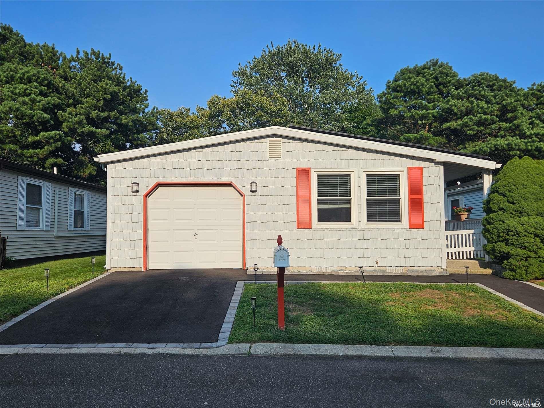 124 Village Circle #124, Manorville