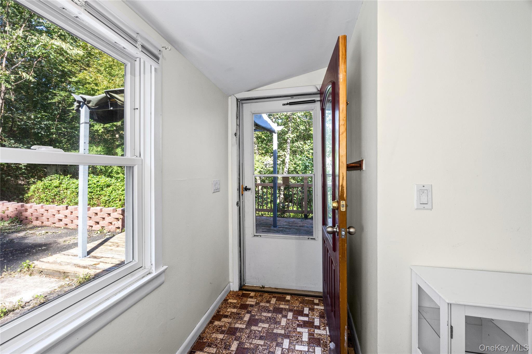 39 Amityville Road — photo 3