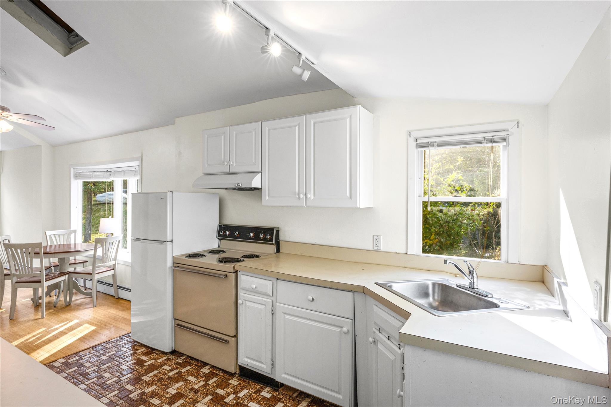 39 Amityville Road — photo 4