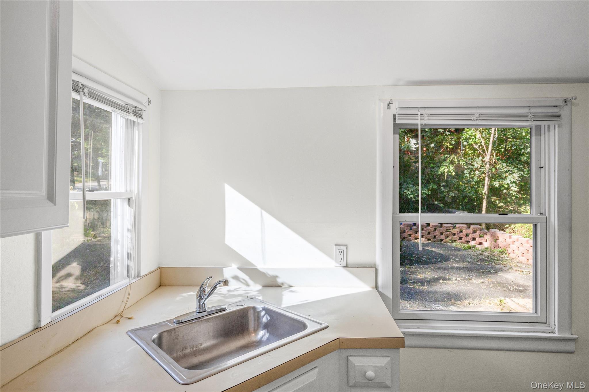 39 Amityville Road — photo 5