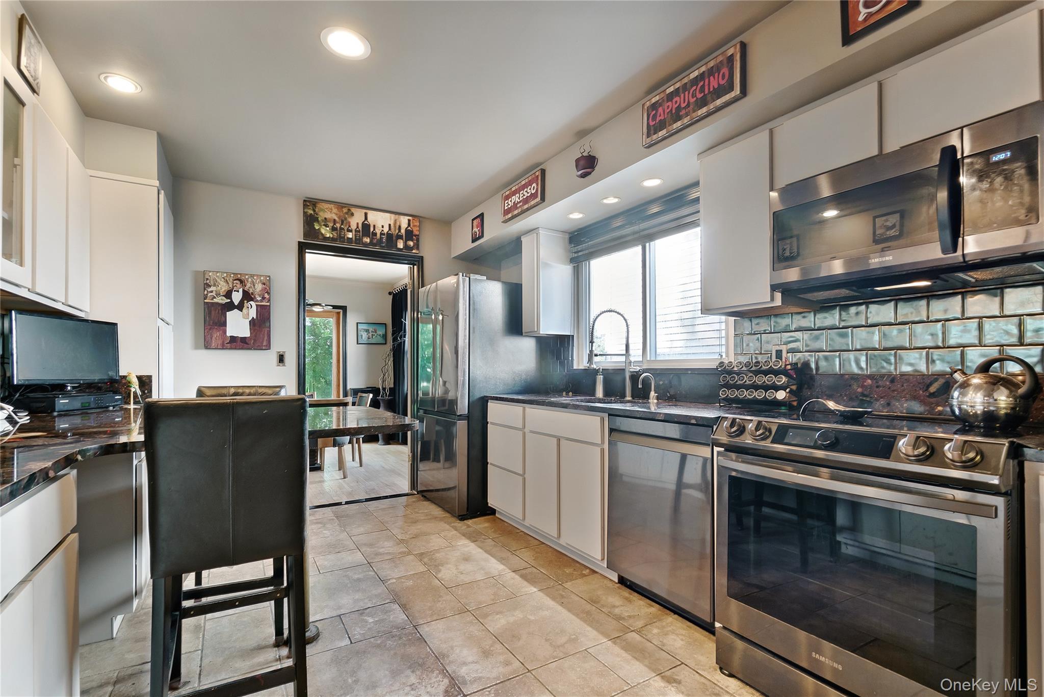 37 Bayberry Avenue — photo 2
