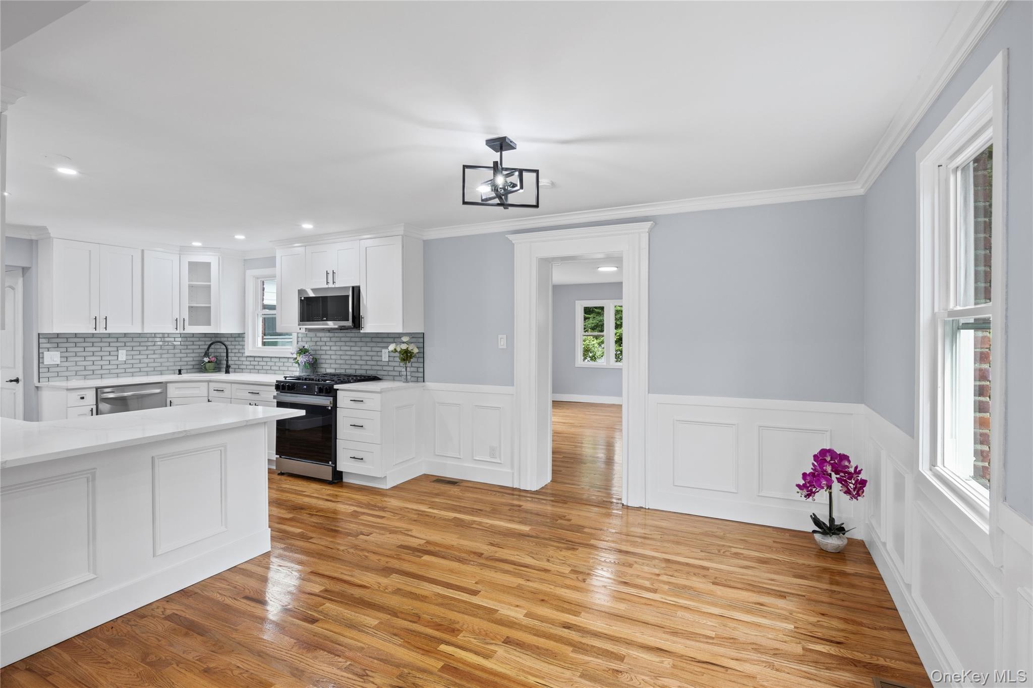 81 Rowe Avenue — photo 12