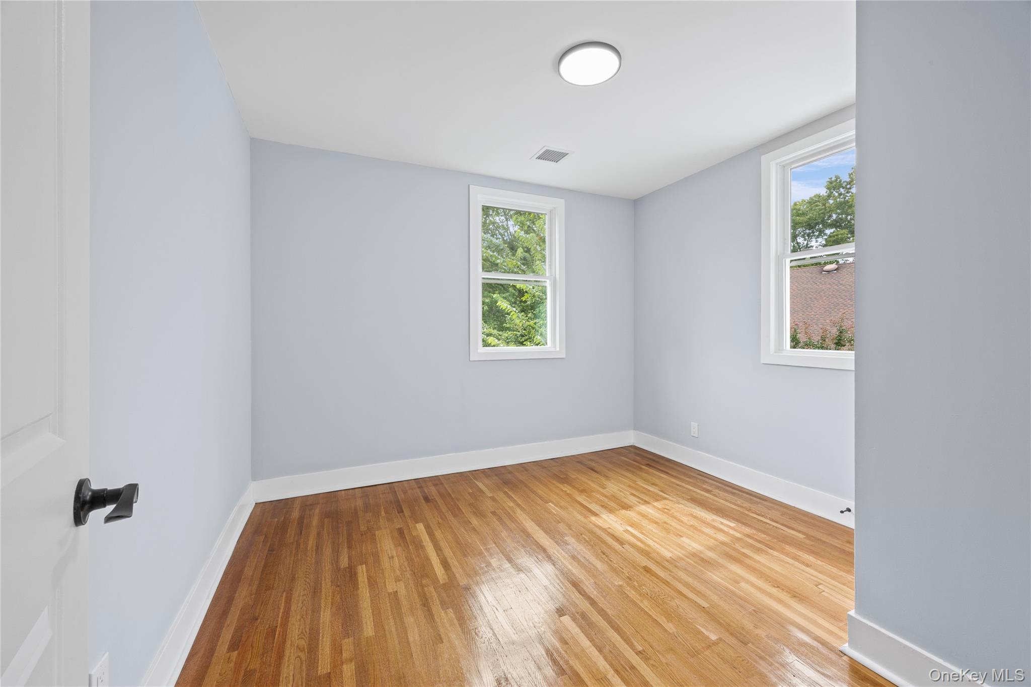 81 Rowe Avenue — photo 17