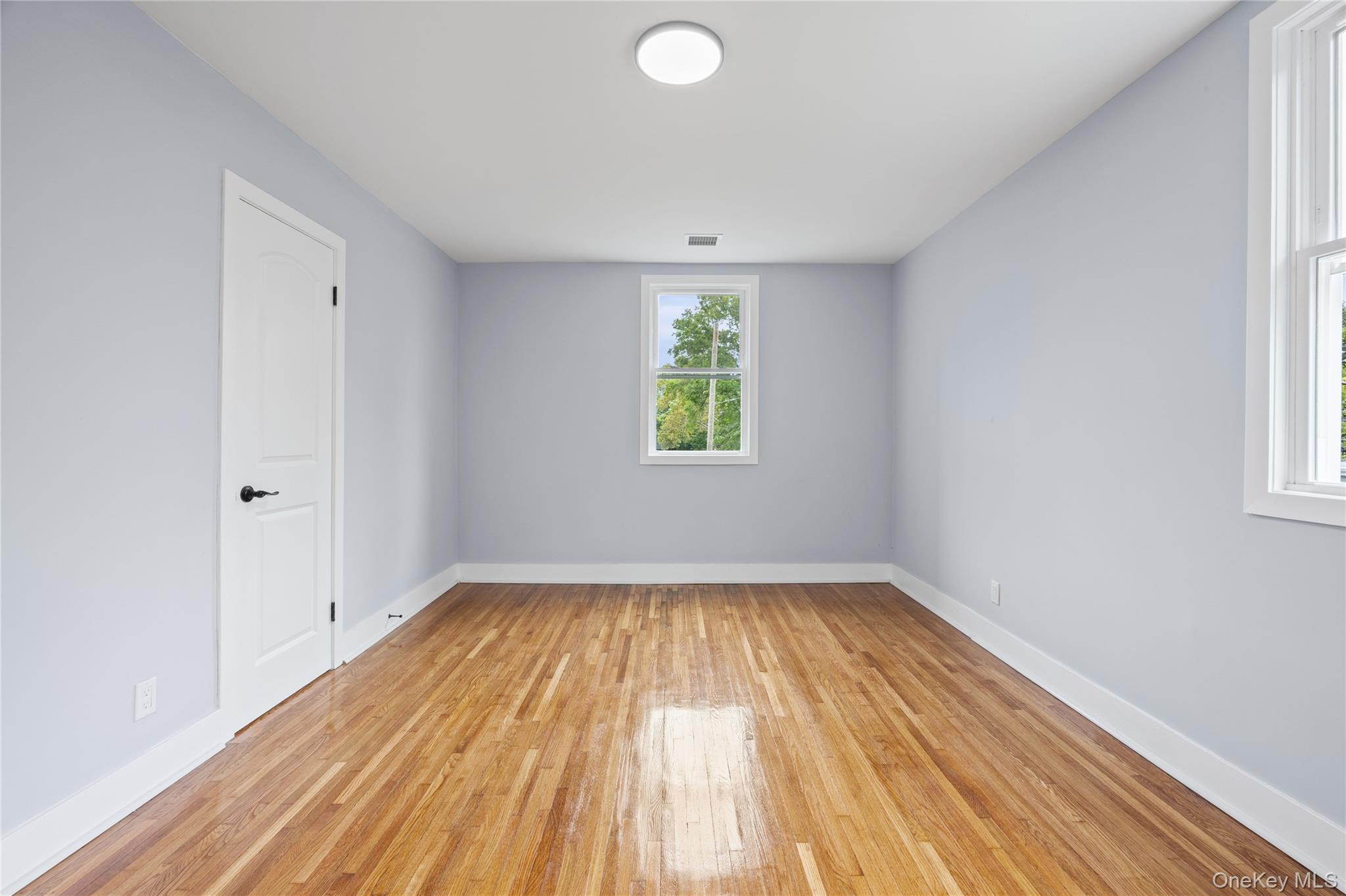 81 Rowe Avenue — photo 20