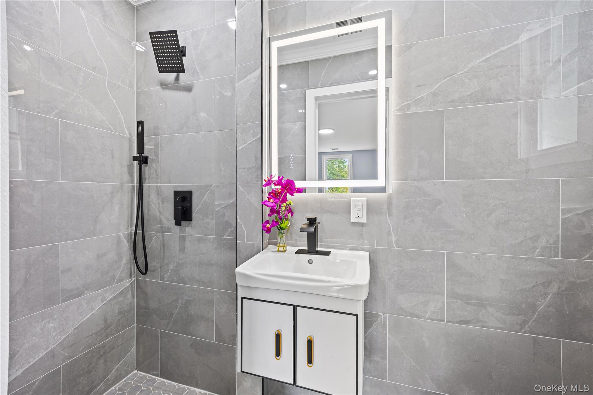 81 Rowe Avenue — photo 24