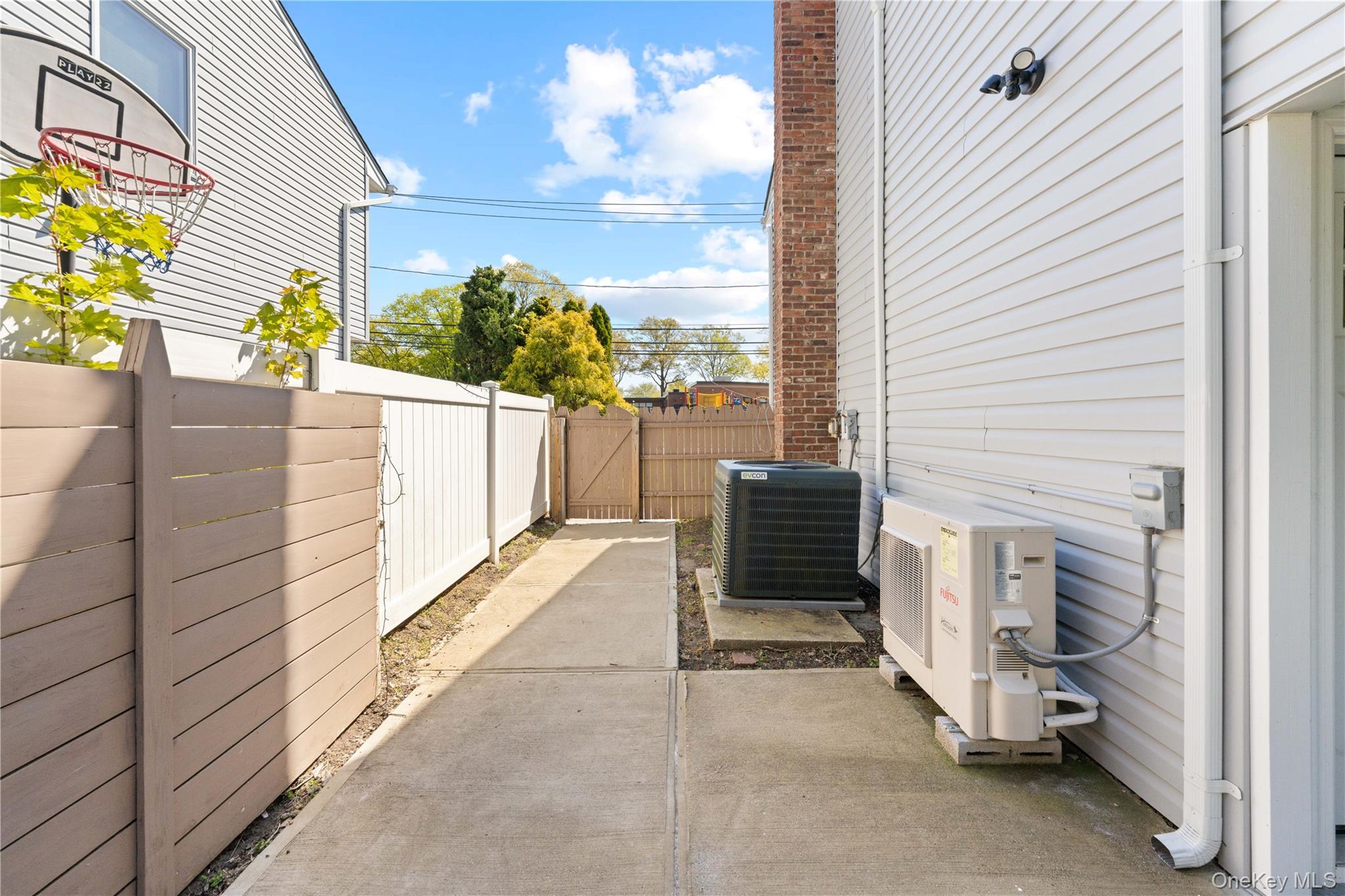 1059 Denton Avenue — photo 10