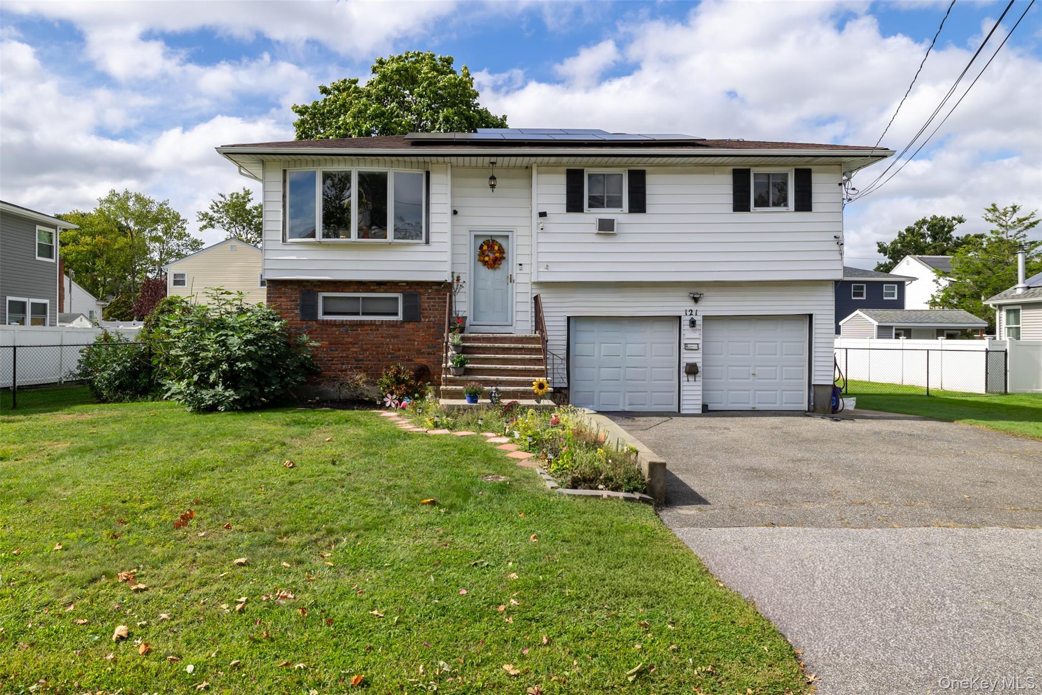 121 Lake Drive, Lindenhurst