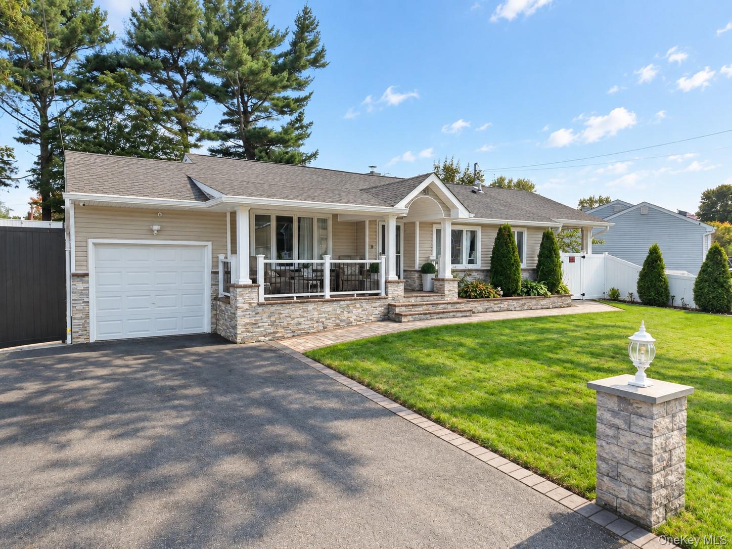 42 Blue Jay Drive — photo 2
