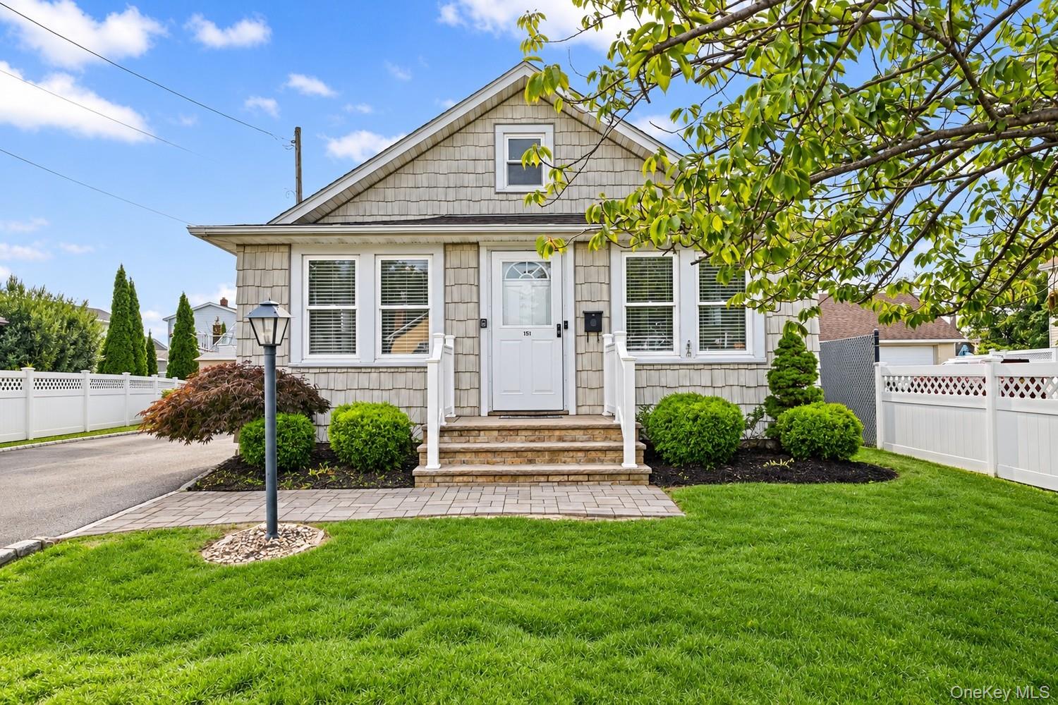 635 6th Street, Lindenhurst