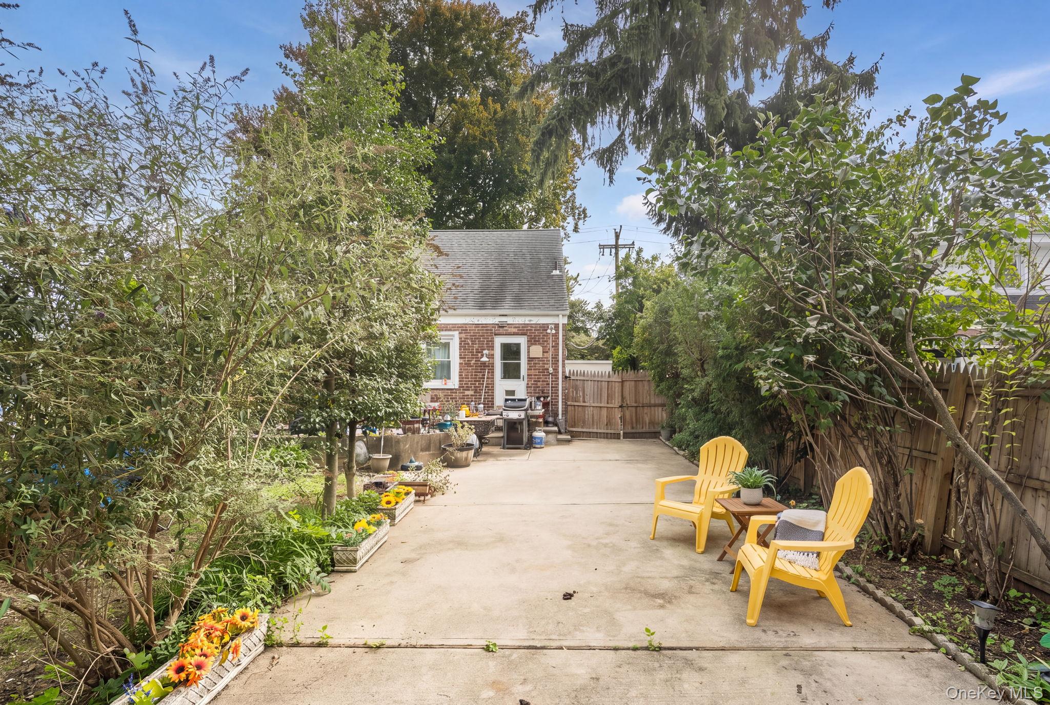 38 Middle Neck Road — photo 17