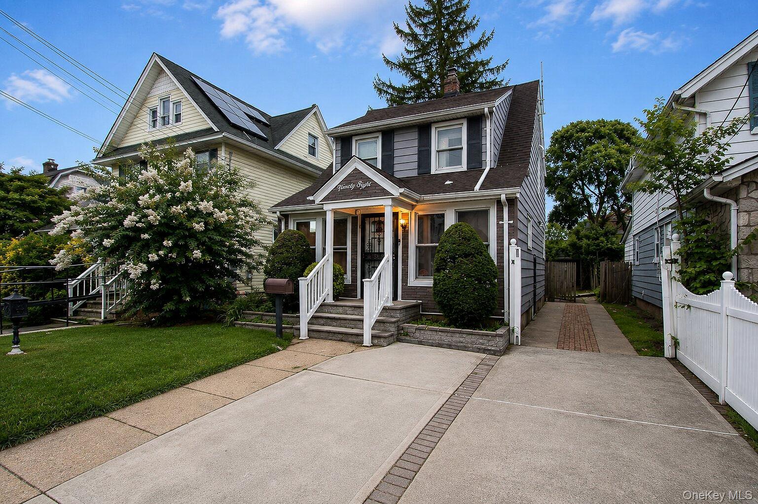 98 Willow Avenue, Hempstead