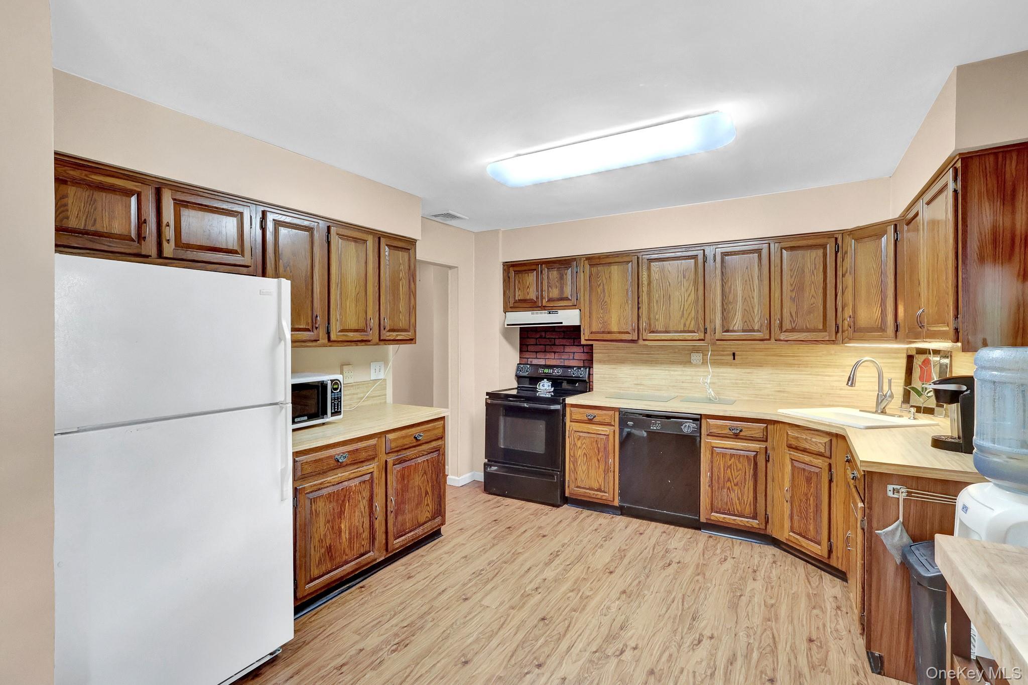 208 Raider Street — photo 9