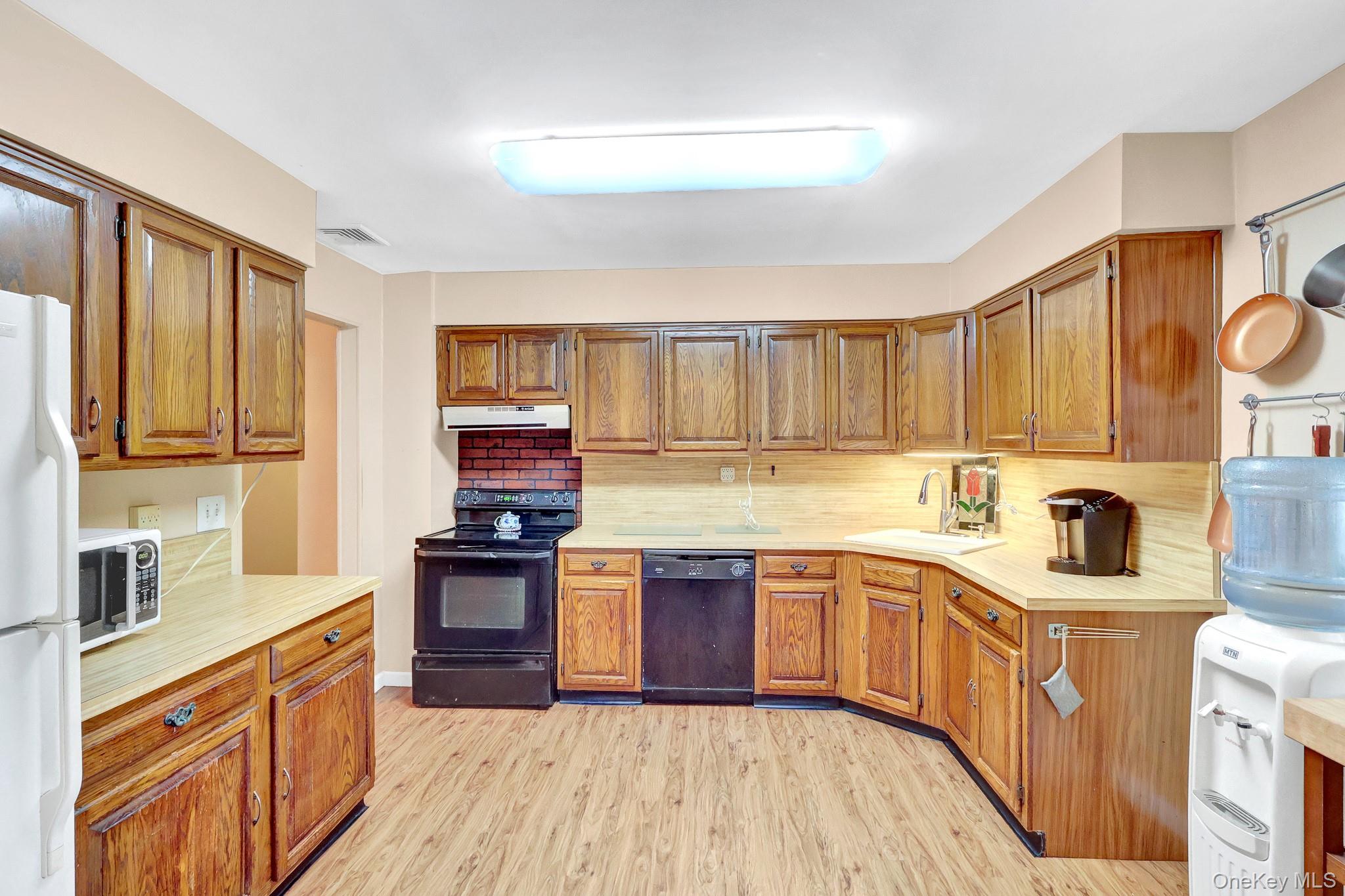 208 Raider Street — photo 10