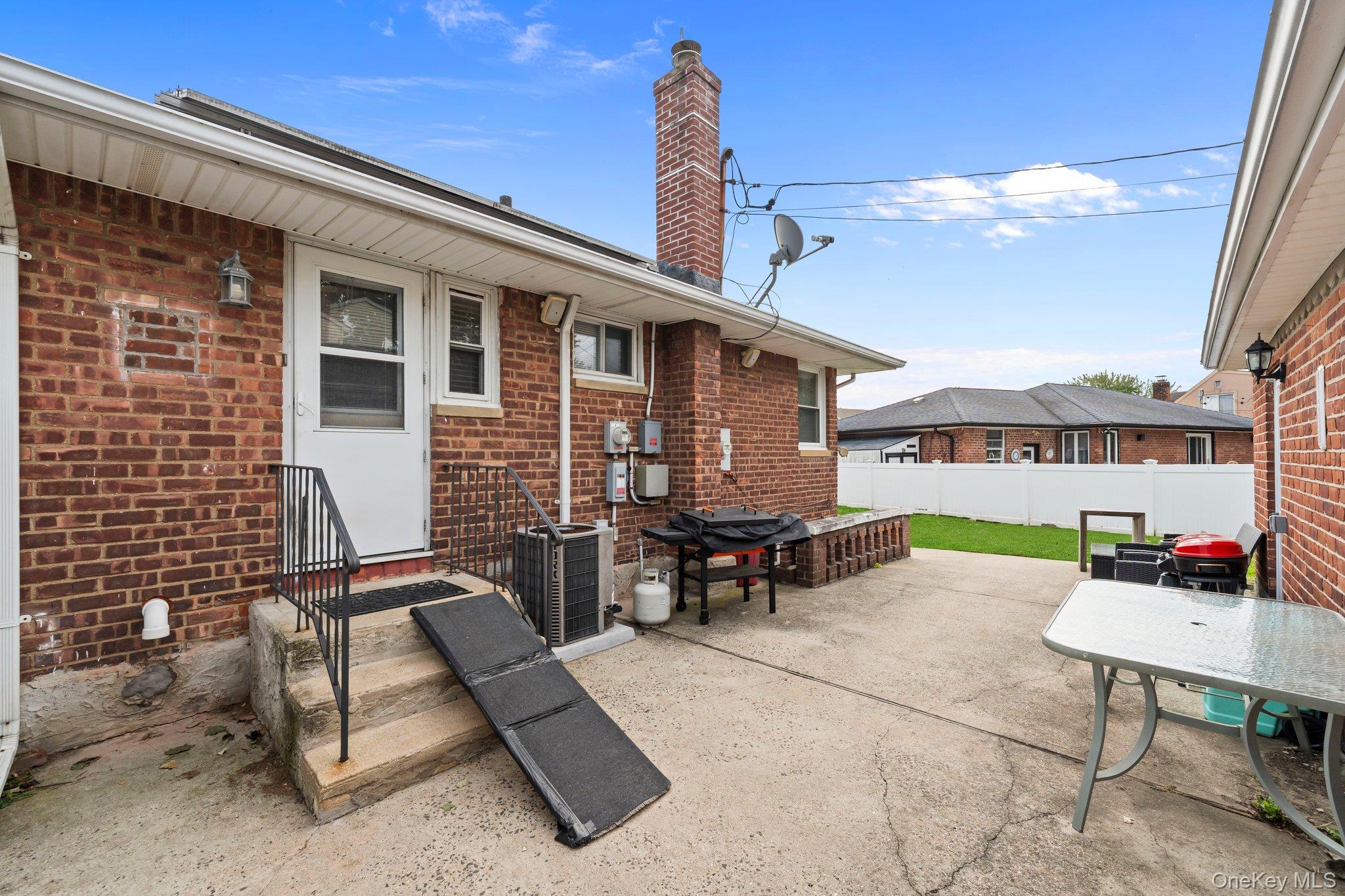 3866 Drake Street — photo 2