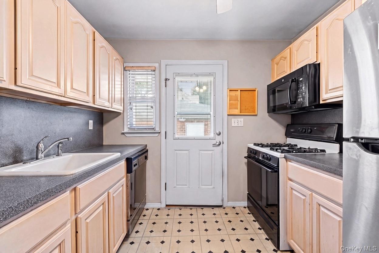 3866 Drake Street — photo 32