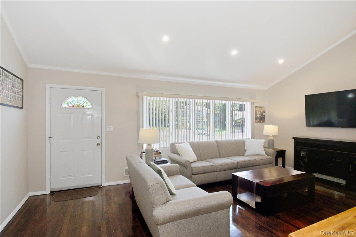 840 Carolyn Court — photo 4