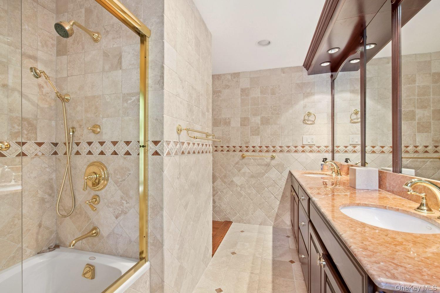 8 Fiddlers Green Drive — photo 16