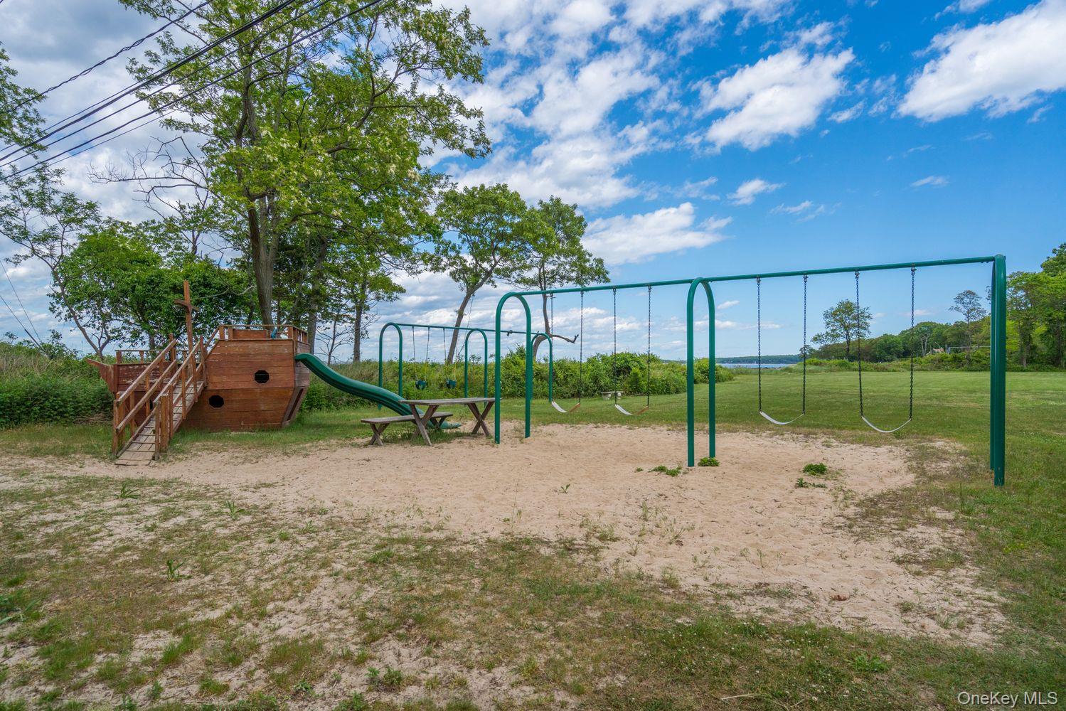 8 Fiddlers Green Drive — photo 31