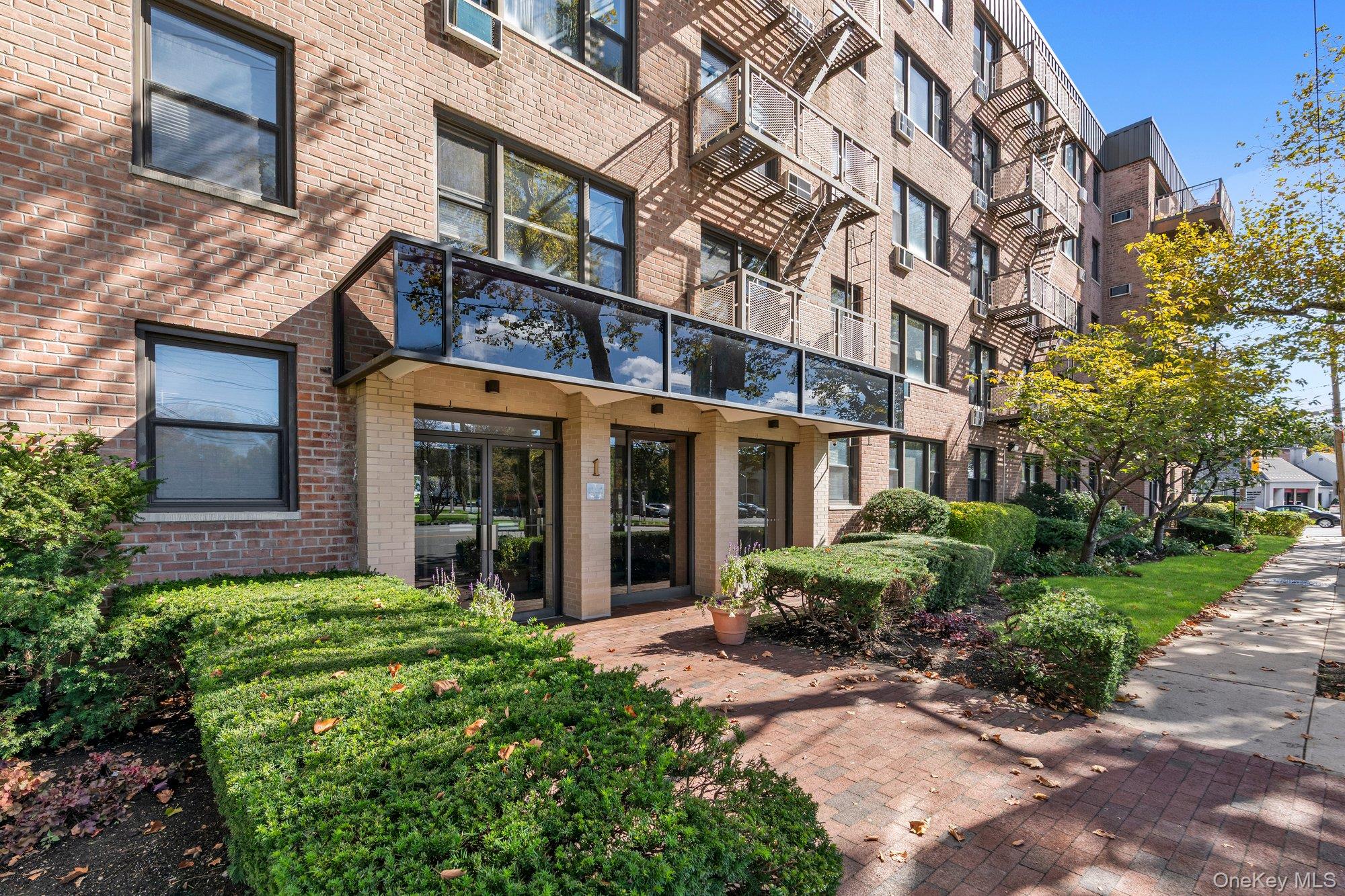 1 Birchwood Court #3B, Mineola