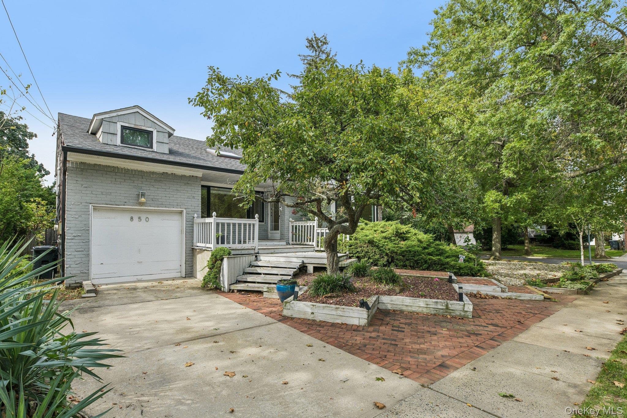 850 Oliver Street, Woodmere