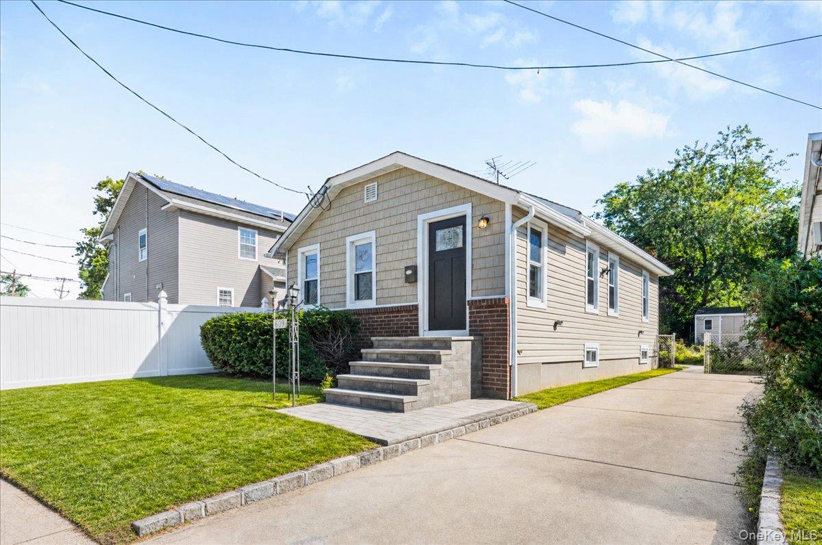609 Hempstead Gardens Drive — photo 3