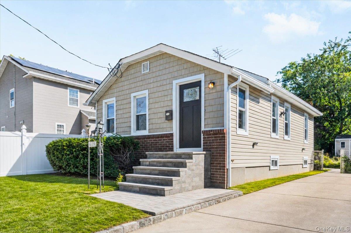 609 Hempstead Gardens Drive — photo 4