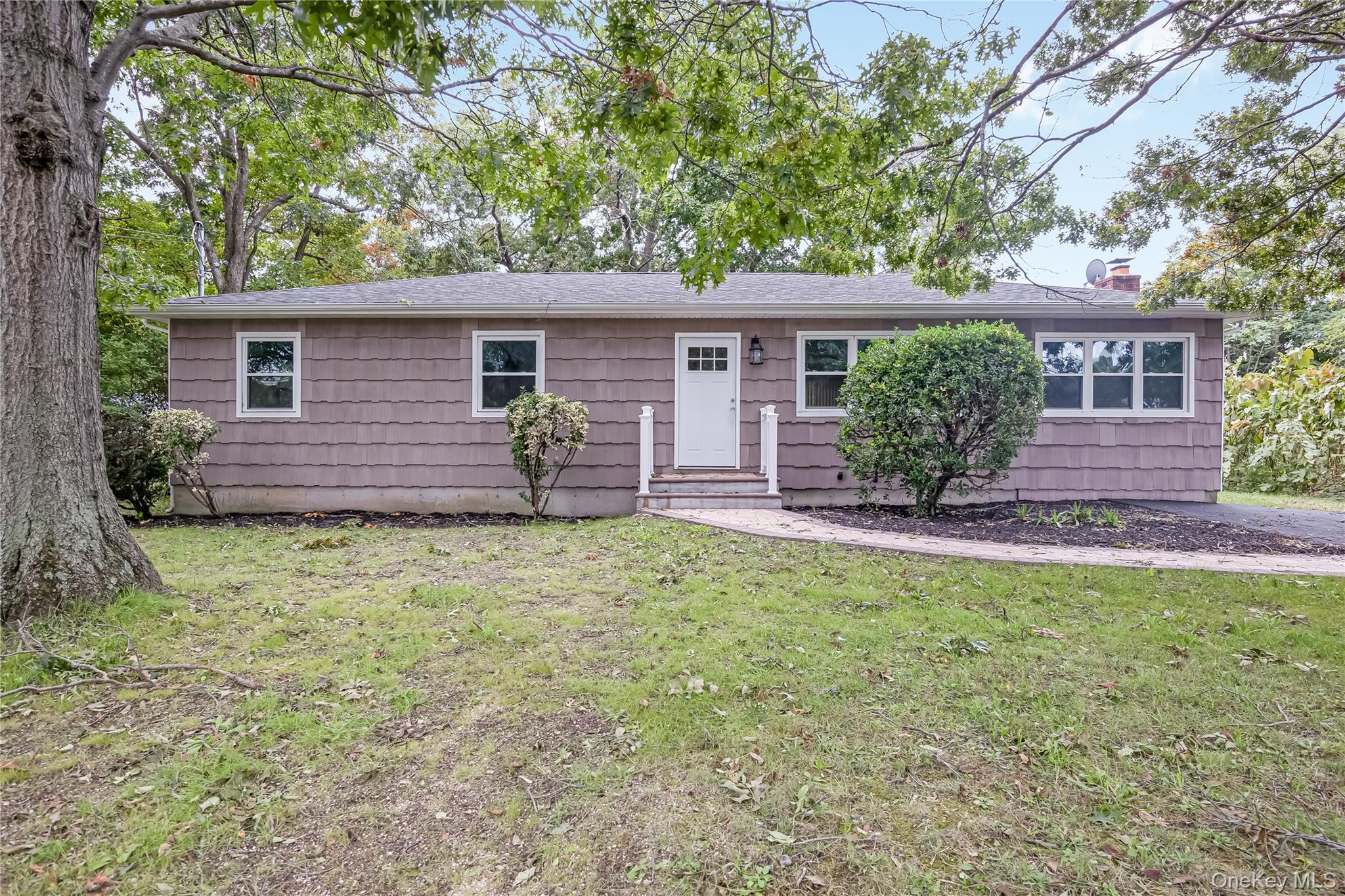 1182 3rd Avenue, Bay Shore