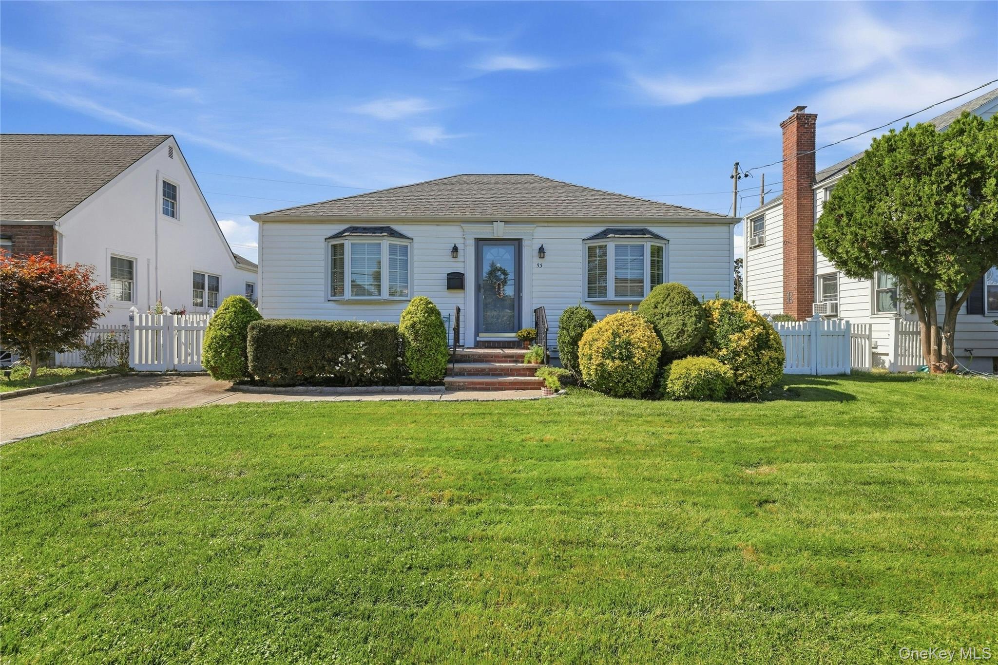 53 Greenway, New Hyde Park