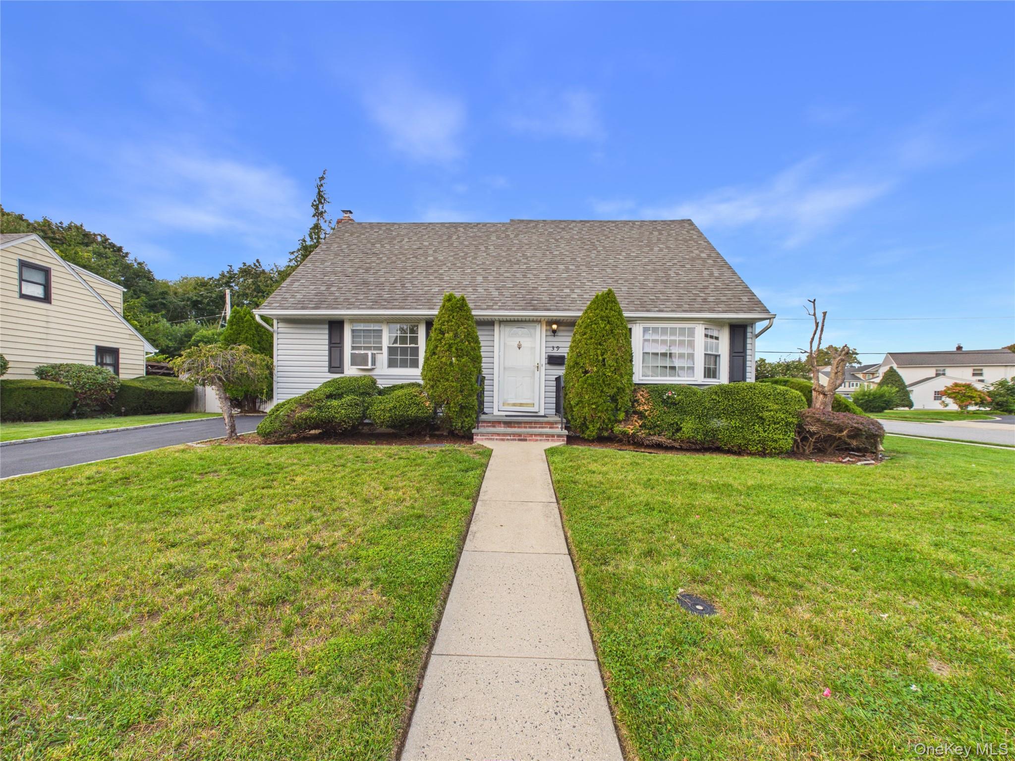 39 Croyden Lane, Hicksville
