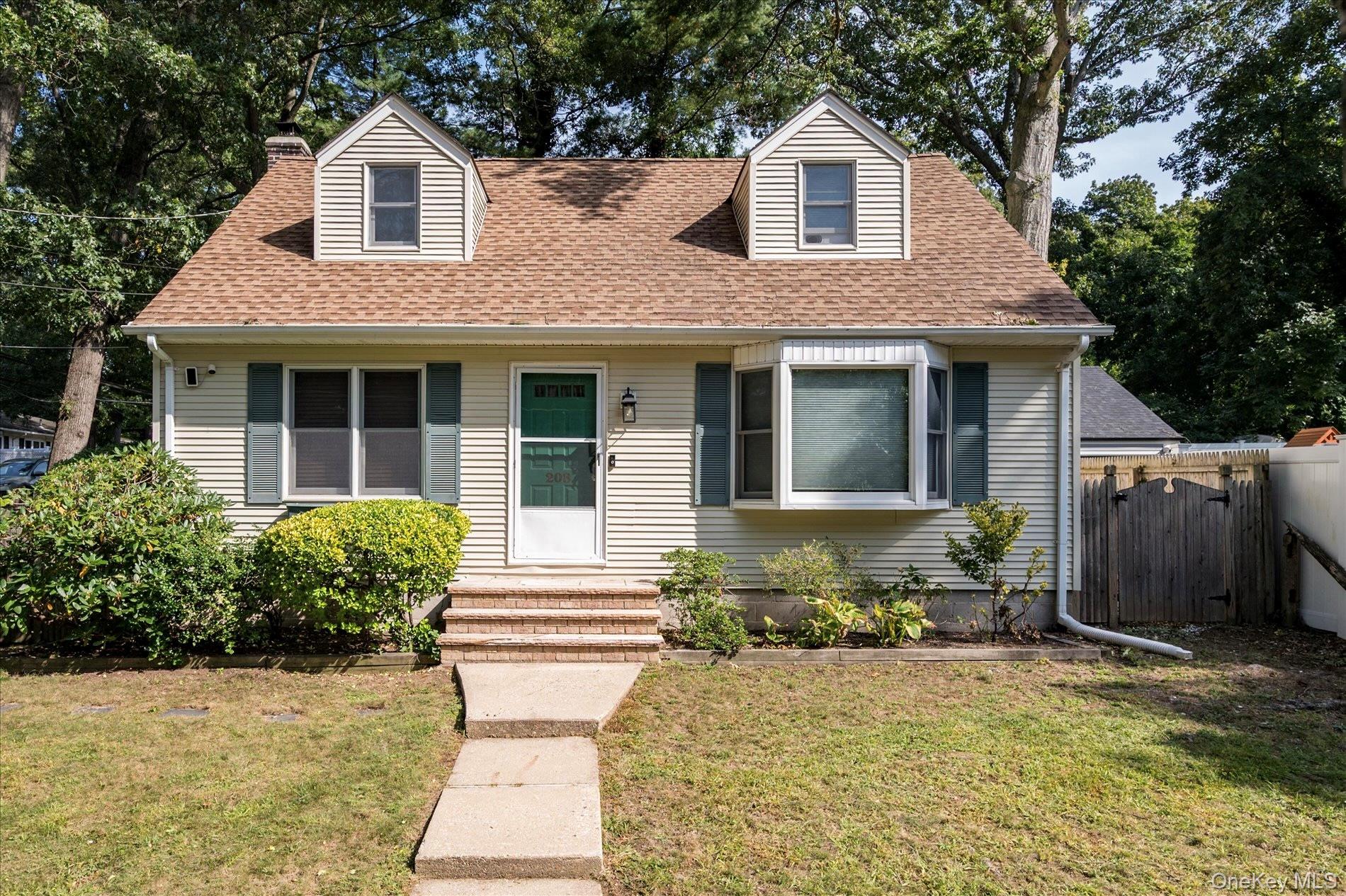 208 Melville Road, South Huntington