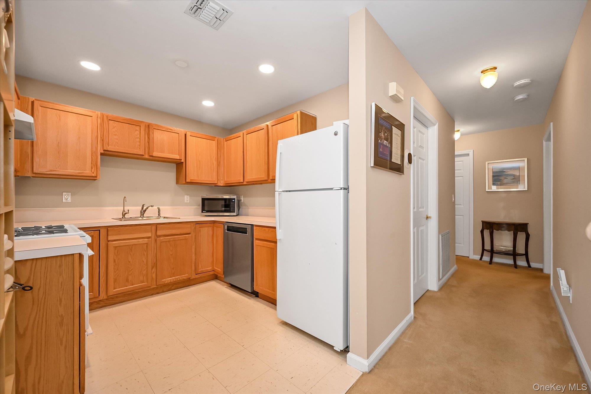 1067 Savoy Drive — photo 8