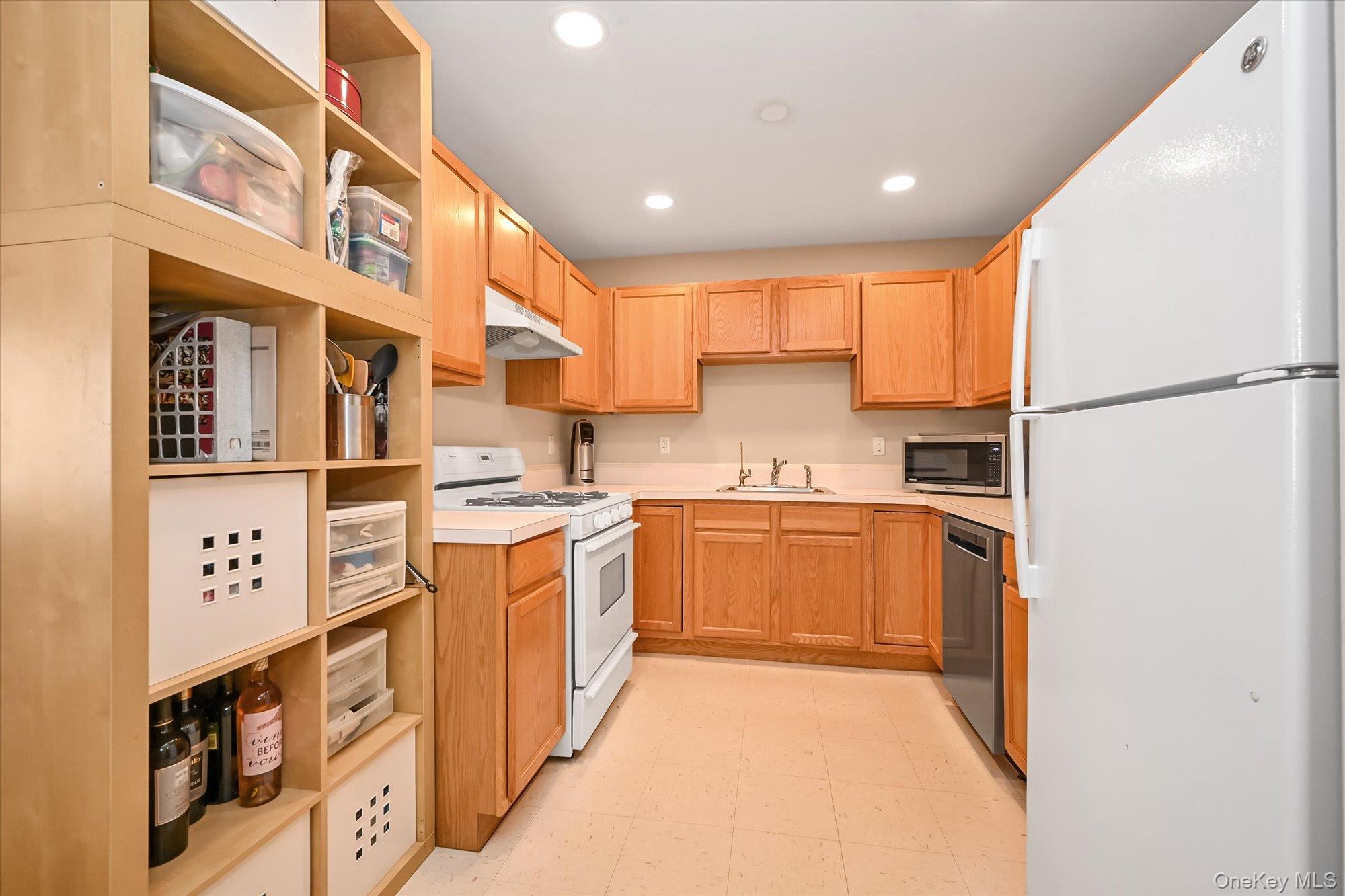 1067 Savoy Drive — photo 10